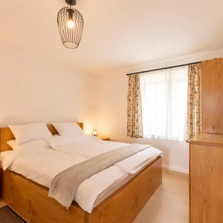 Roland House With Pool & Winery Apartamento *